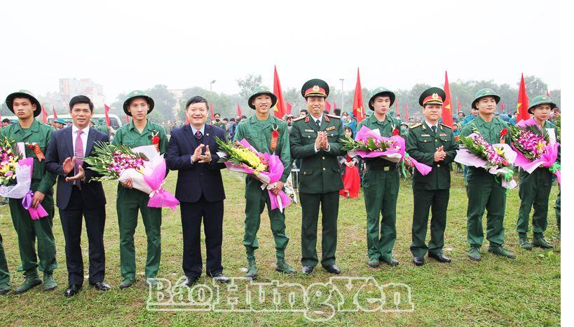 Description: Đồng chí Nguyễn Văn Phóng, Phó Bí thư Tỉnh ủy, Chủ tịch UBND tỉnh, Chủ tịch Hội đồng nghĩa vụ quân sự tỉnh và các đại biểu tặng hoa, động viên thanh niên huyện Khoái Châu lên đường nhập ngũ&nbsp;