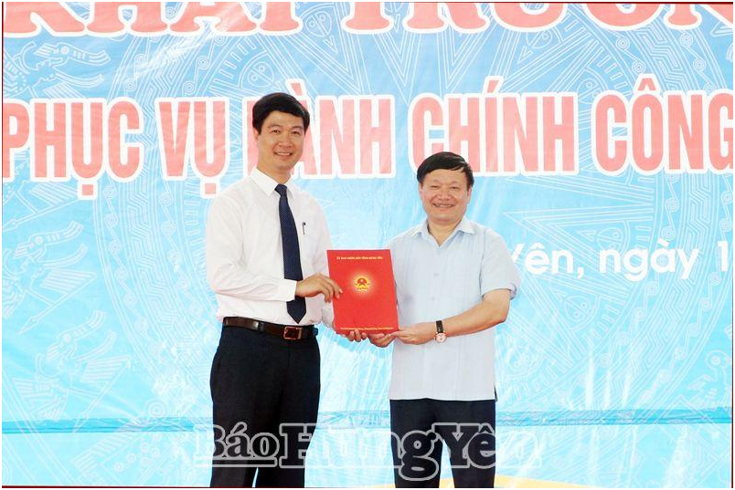 Trung tâm Phục vụ hành chính công tỉnh Hưng Yên là đơn vị hành chính đặc thù thuộc Văn phòng UBND &nbsp;tỉnh Hưng Yên, thực hiện chức năng công khai đầy đủ, kịp thời danh mục thủ tục hành chính, các nội dung thủ tục hành chính được thực hiện tại Trung tâm... Ảnh: Đồng chí Nguyễn Văn Phóng, Phó Bí thư Tỉnh ủy, Chủ tịch UBND tỉnh trao quyết định bổ nhiệm đồng chí Trần Văn Thắng giữ chức Phó Giám đốc phụ trách, điều hành Trung tâm&nbsp;
