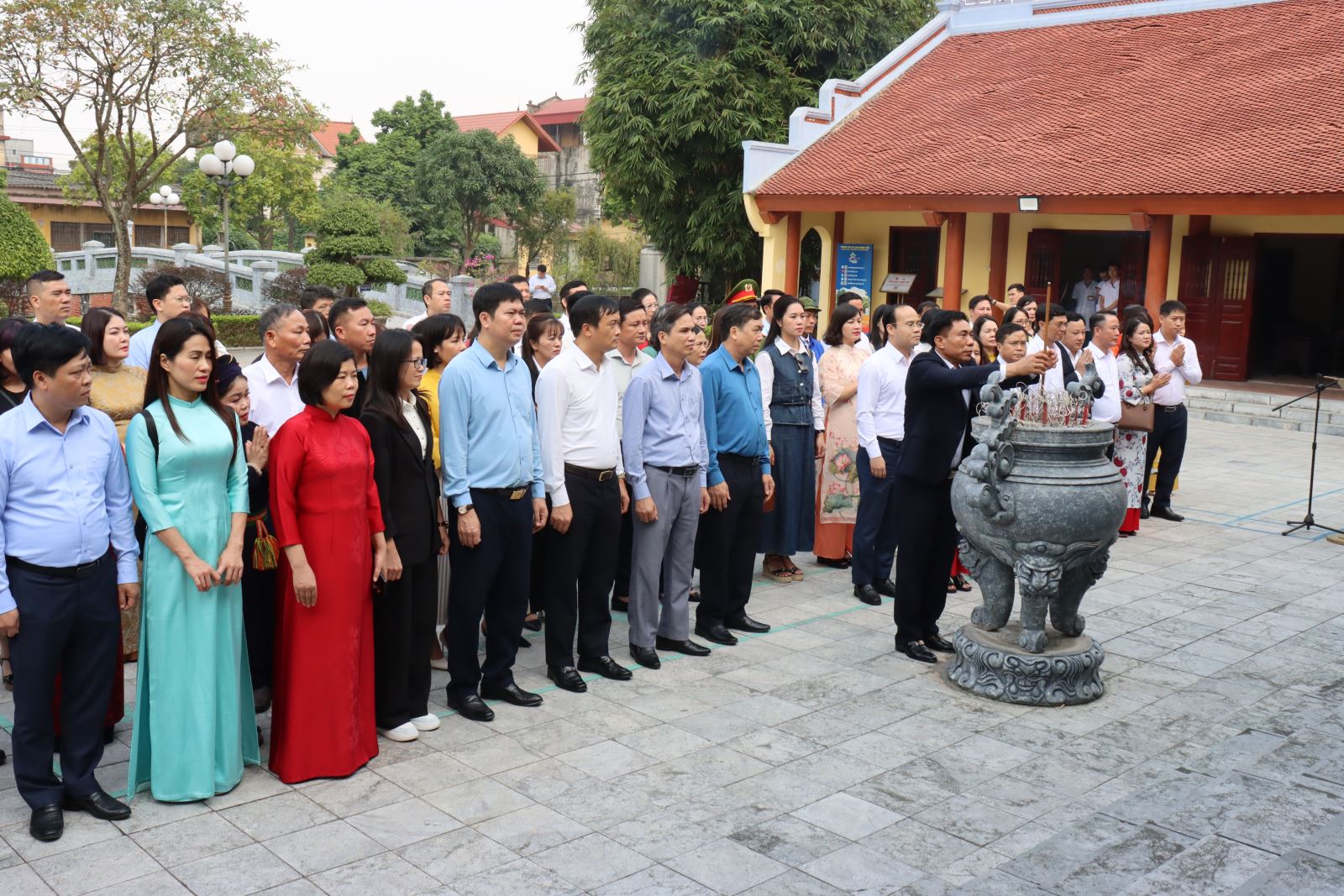 Đoàn đại biểu Ban Tuyên giáo và Dân vận Trung ương dâng hương tri ân các bậc tiền bối tại Hưng Yên