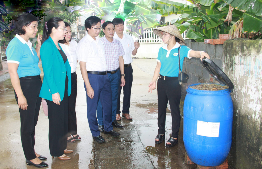 Phụ nữ tham gia xử lý rác thải hữu cơ bằng men vi sinh IMO