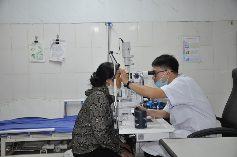 Không nên tự ý mua thuốc điều trị bệnh đau mắt đỏ