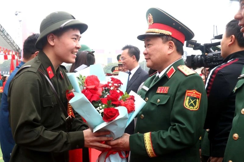 Hàng nghìn thanh niên tỉnh Hưng Yên nô nức lên đường nhập ngũ