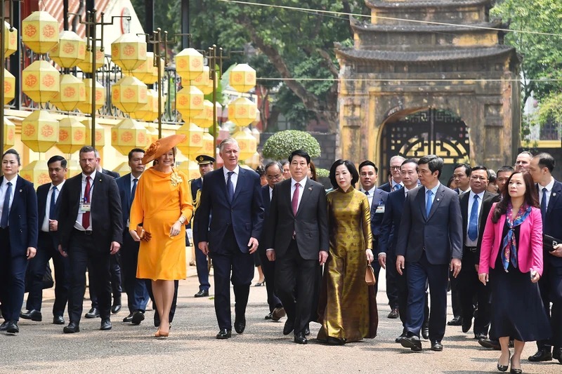 Chủ tịch nước Lương Cường và Nhà vua Bỉ Philippe thăm Hoàng thành Thăng Long