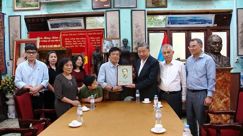 Tổng Bí thư Tô Lâm dâng hương tưởng nhớ Đại tướng Võ Nguyên Giáp và Đại tướng Văn Tiến Dũng