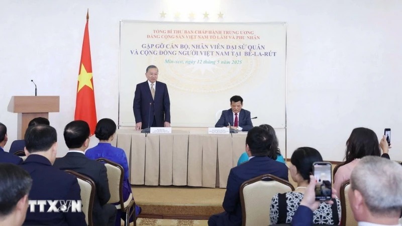 Tổng Bí thư Tô Lâm gặp gỡ cán bộ Đại sứ quán và đại diện cộng đồng người Việt Nam tại Belarus