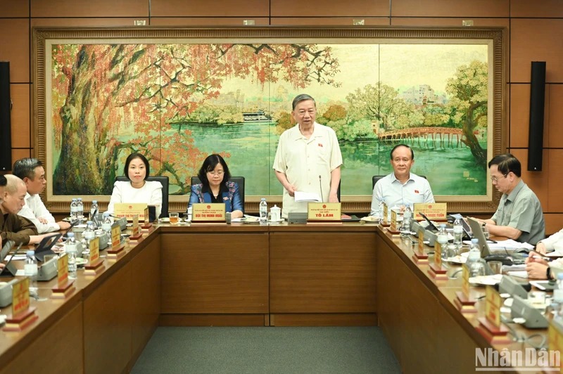 Quốc hội thảo luận về tình hình kinh tế-xã hội và ngân sách nhà nước