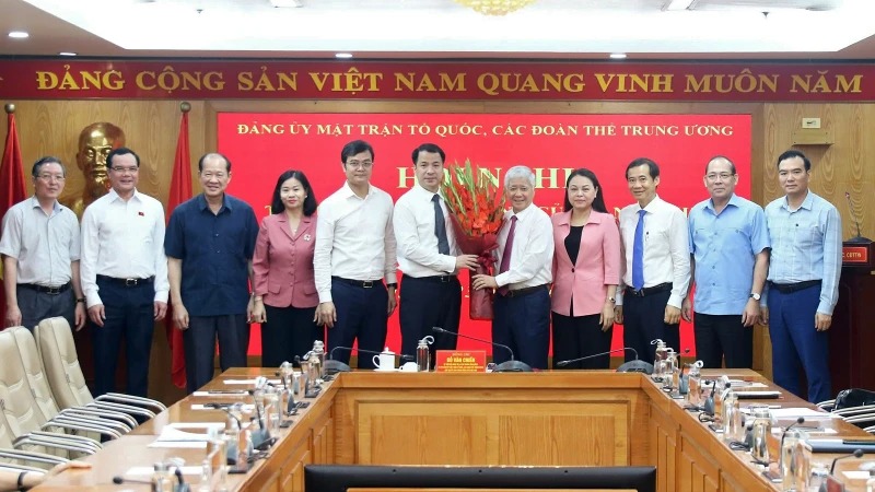 Điều động, chỉ định một Phó Bí thư Chuyên trách Đảng ủy Mặt trận Tổ quốc, các đoàn thể Trung ương