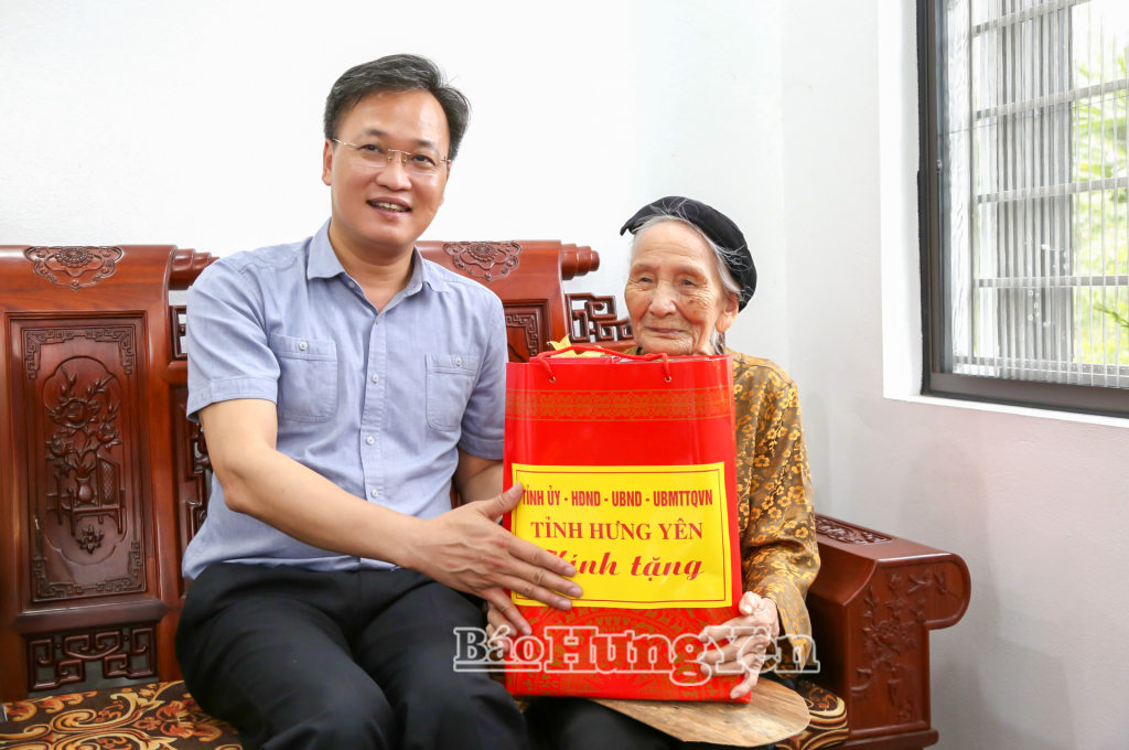 Bí thư Tỉnh ủy Nguyễn Hữu Nghĩa thăm, tặng quà các gia đình có công với cách mạng tại xã Quỳnh Phụ