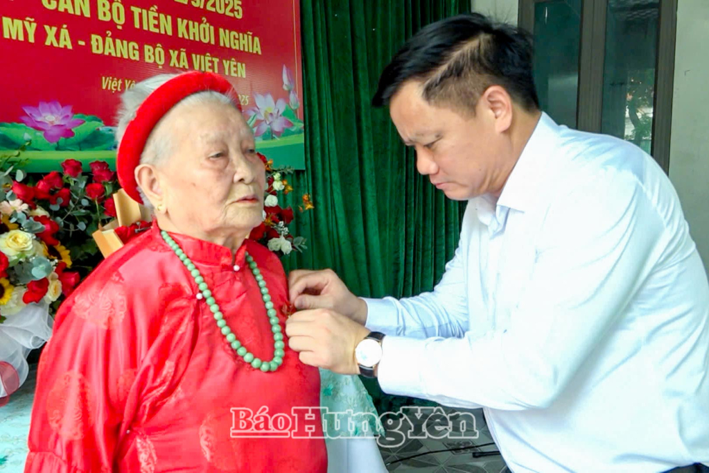 Đồng chí Phó Bí thư Tỉnh ủy, Chủ tịch UBND tỉnh Nguyễn Khắc Thận trao Huy hiệu 80 năm tuổi Đảng tặng đảng viên tại xã Việt Yên