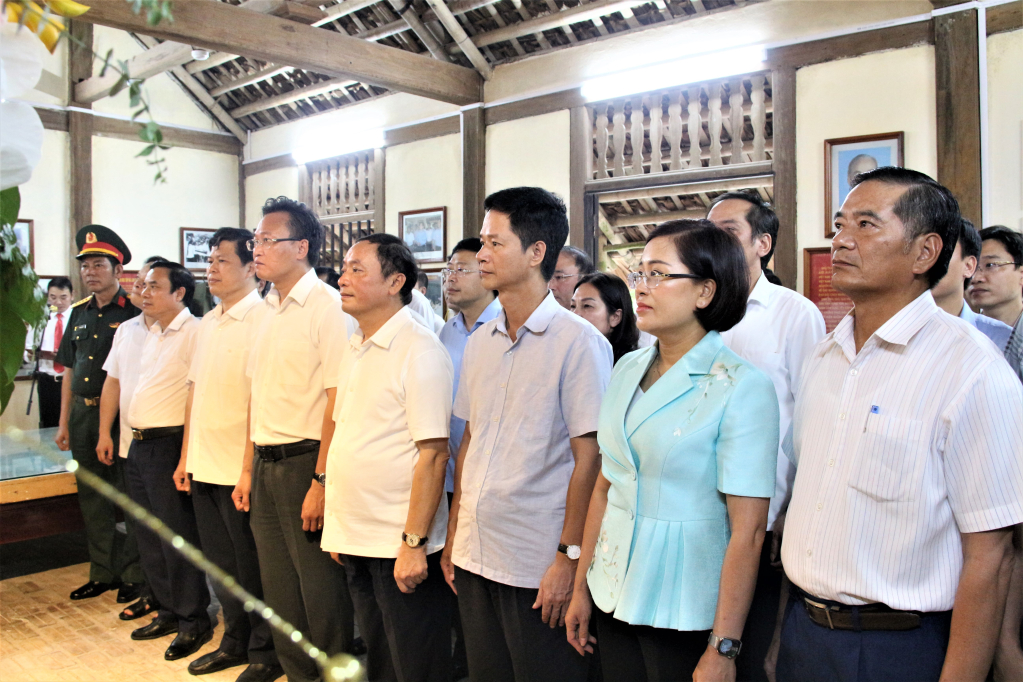 Dâng hương, dâng hoa tưởng nhớ Chủ tịch Hồ Chí Minh và Tổng Bí thư Nguyễn Văn Linh