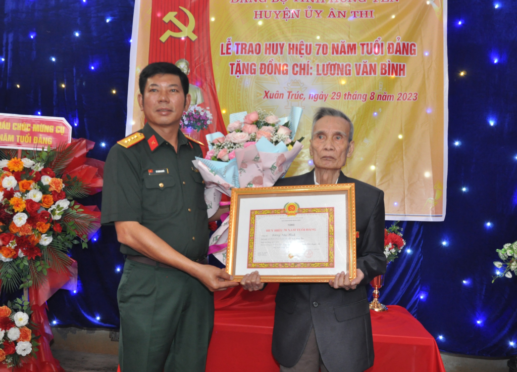 Trao tặng Huy hiệu 70 năm tuổi Đảng tại huyện Ân Thi