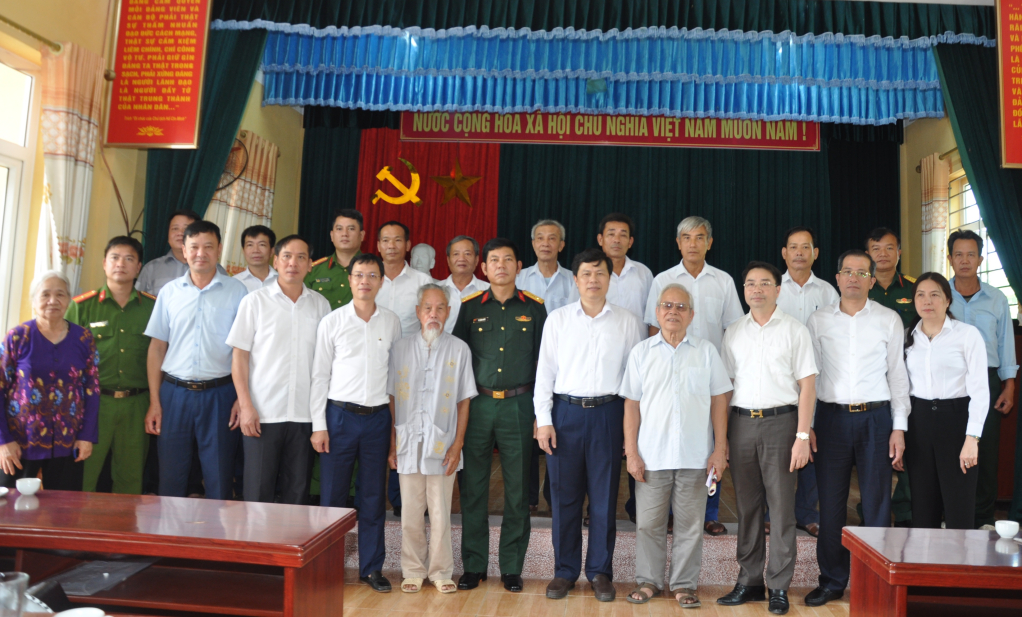 Đồng chí Phó Bí thư Thường trực Tỉnh ủy, Chủ tịch HĐND tỉnh Trần Quốc Toản dự sinh hoạt Chi bộ thôn An Khải