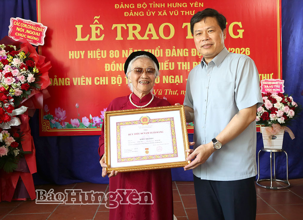 Đồng chí Trần Quốc Toản, Phó Bí thư Thường trực Tỉnh ủy, Chủ tịch Ủy ban MTTQ Việt Nam tỉnh trao Huy hiệu Đảng tặng các đảng viên cao tuổi