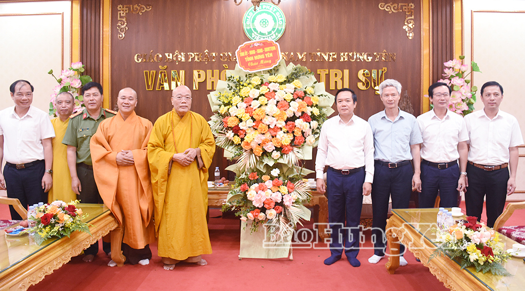 Đồng chí Phạm Quang Ngọc, Ủy viên Ban Chấp hành Trung ương Đảng, Bí thư Tỉnh ủy thăm, chúc mừng Ban Trị sự Giáo hội Phật giáo Việt Nam tỉnh