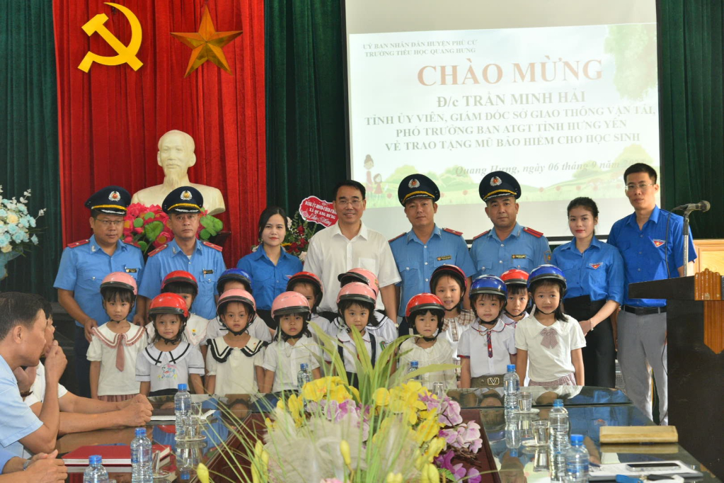 Tặng mũ bảo hiểm cho học sinh Trường Tiểu học Quang Hưng