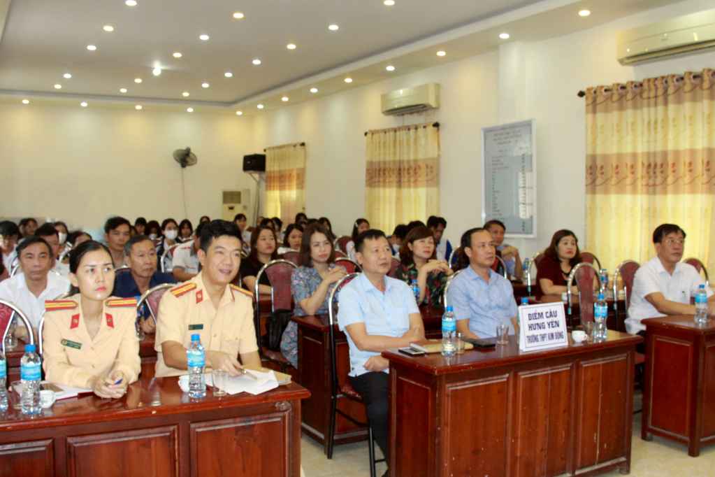 Tuyên truyền giáo dục pháp luật về an toàn giao thông và hướng dẫn kỹ năng lái xe mô tô, xe gắn máy an toàn cho học sinh, sinh viên