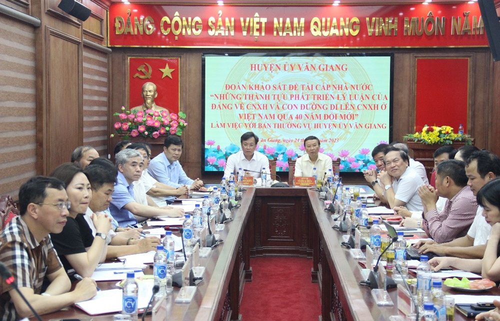 Đoàn Khảo sát đề tài cấp Nhà nước làm việc với Ban Thường vụ Huyện ủy Văn Giang