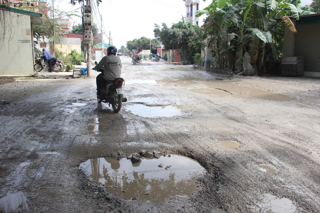 Cần sớm khắc phục đoạn đường xuống cấp qua thôn Lại Trạch, xã Yên Phú