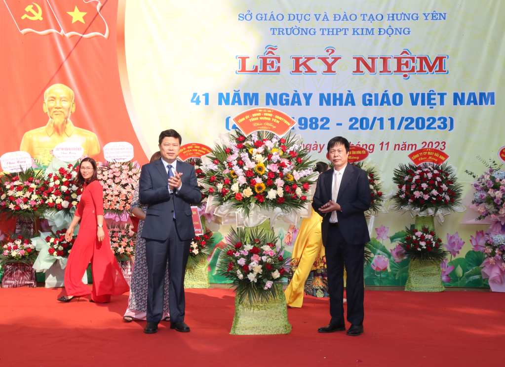 Đồng chí Phó Bí thư Thường trực Tỉnh ủy, Chủ tịch HĐND tỉnh Trần Quốc Toản chúc mừng Ngày Nhà giáo Việt Nam 20/11