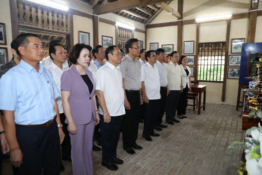 Dâng hương, dâng hoa tưởng nhớ Chủ tịch Hồ Chí Minh, Tổng Bí thư Nguyễn Văn Linh