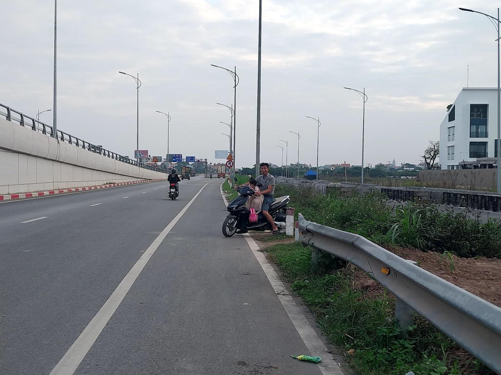 Người dân tự ý đấu nối và đi xe máy ngược chiều vào khu vực tuyến đường bộ nối 2 cao tốc