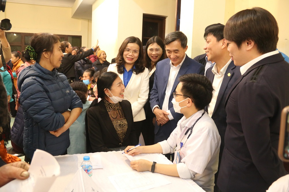 Khám bệnh, cấp thuốc miễn phí cho Nhân dân huyện Khoái Châu