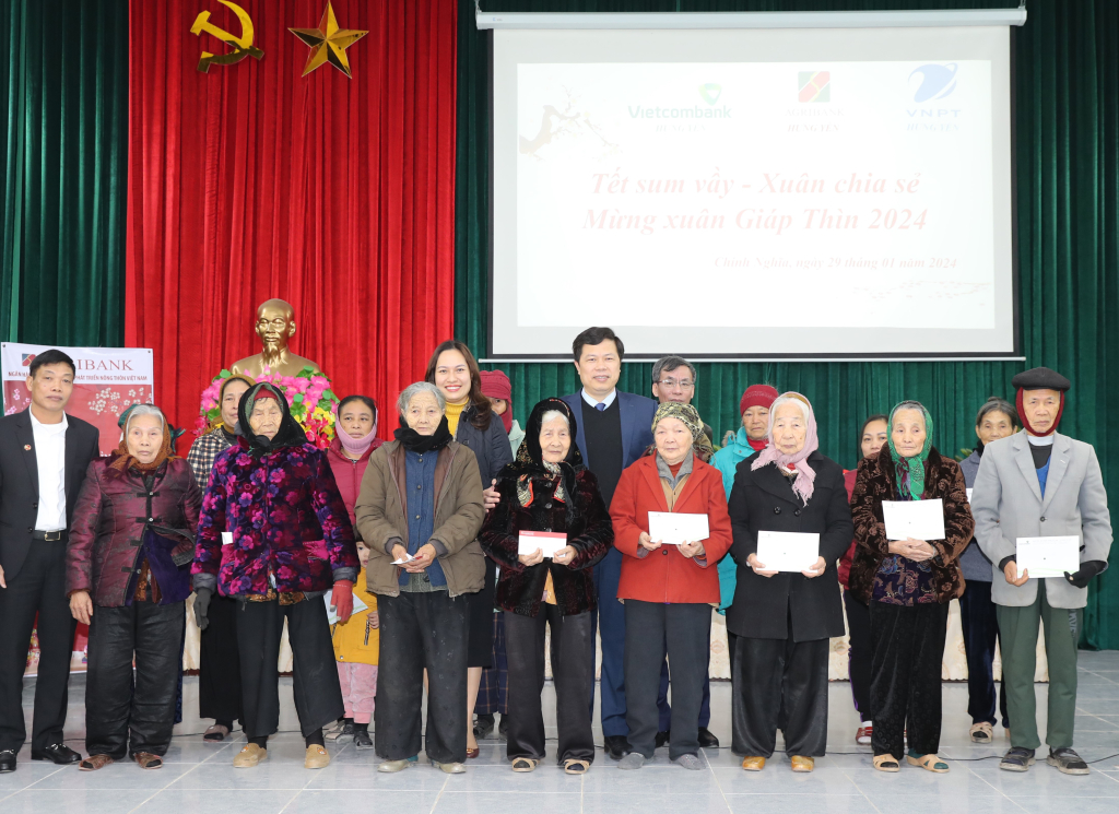 Đồng chí Trần Quốc Toản, Phó Bí thư Thường trực Tỉnh ủy, Chủ tịch HĐND tỉnh tặng quà Tết gia đình chính sách, hộ nghèo, người có hoàn cảnh khó khăn ở xã Chính Nghĩa