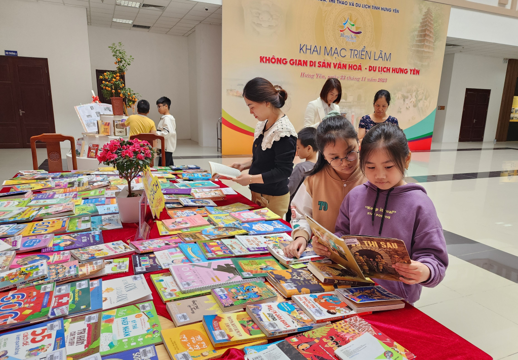 Hơn 1.200 cuốn sách, báo, tài liệu được trưng bày với chủ đề “Mùa xuân dâng Đảng” 