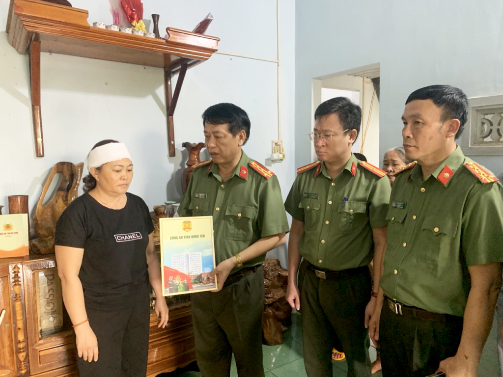 Công an tỉnh: Thăm hỏi, động viên thân nhân các liệt sĩ hy sinh và cán bộ, chiến sĩ công an bị thương tại tỉnh Đắk Lắk