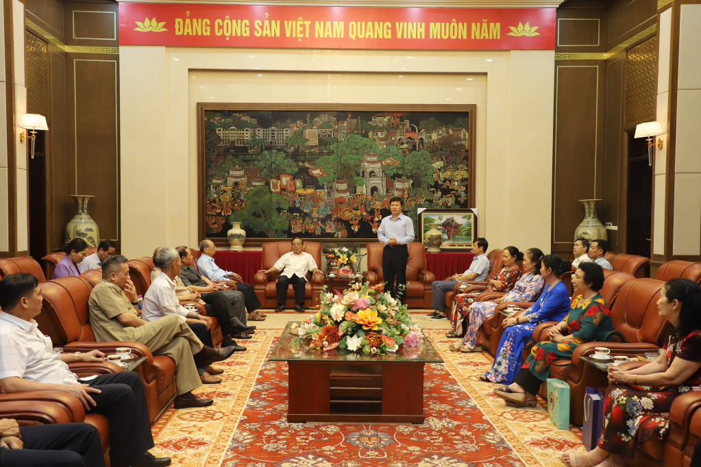 Đồng chí Phó Bí thư Thường trực Tỉnh ủy, Chủ tịch HĐND tỉnh Trần Quốc Toản gặp mặt đoàn đại biểu Ban liên lạc Hội đồng hương Hưng Yên tại tập thể các ban Đảng Trung ương