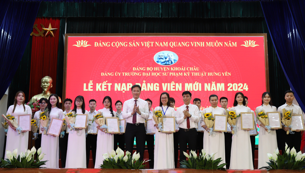 Đảng ủy Trường Đại học SPKT Hưng Yên: Kết nạp đảng viên mới
