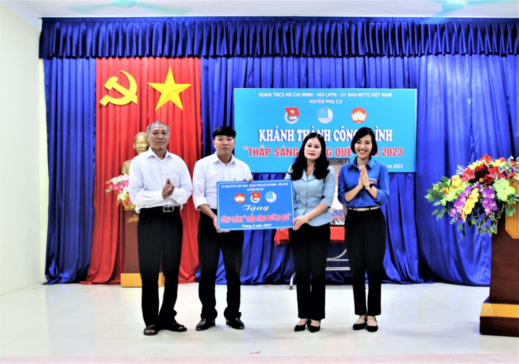 Niềm vui từ những “Đường điện thắp sáng làng quê”