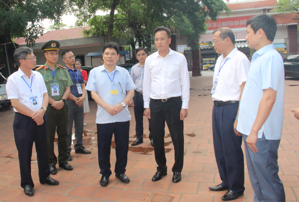 Bí thư Tỉnh ủy Nguyễn Hữu Nghĩa kiểm tra công tác tổ chức thi và động viên cán bộ làm thi tốt nghiệp THPT năm 2024