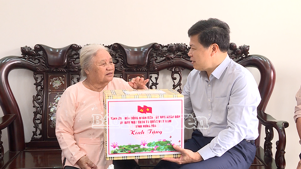 Đồng chí Trần Quốc Toản, Phó Bí thư Thường trực Tỉnh uỷ thăm, tặng quà người có công