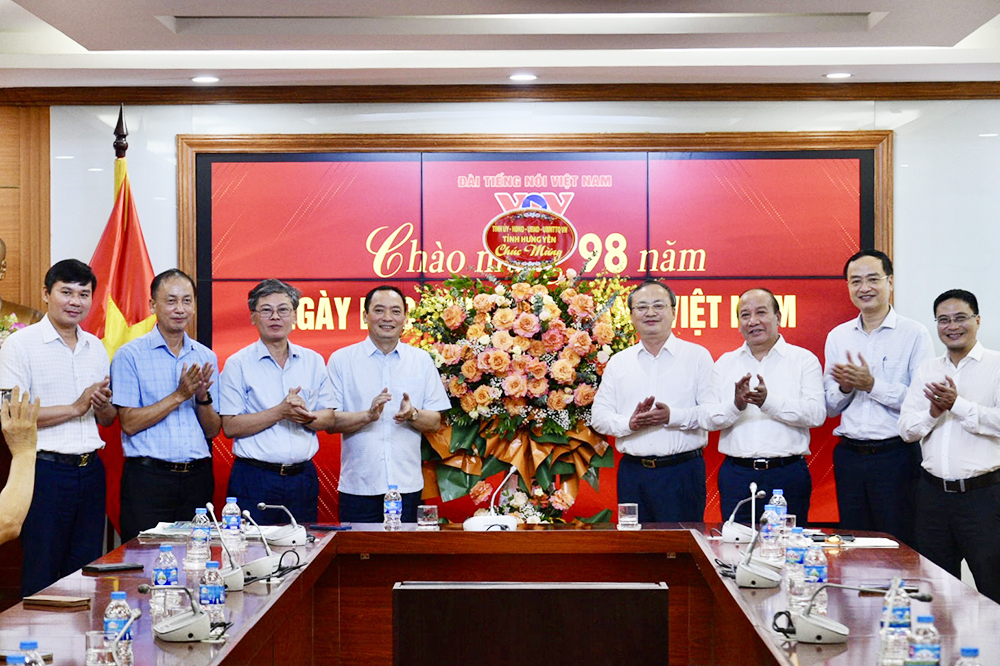 Chủ tịch UBND tỉnh Trần Quốc Văn chúc mừng một số cơ quan báo chí Trung ương