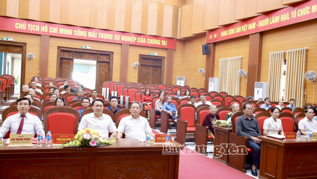 Đồng chí Phó Bí thư Tỉnh uỷ, Chủ tịch HĐND tỉnh Trần Quốc Văn trao Huy hiệu 75 năm tuổi Đảng tại phường Đường Hào