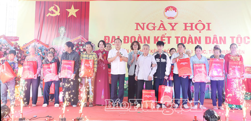 Đồng chí Chủ tịch HĐND tỉnh Trần Quốc Văn dự Ngày hội Đại đoàn kết toàn dân tộc tại khu dân cư thôn Kênh Bối, xã Xuân Trúc