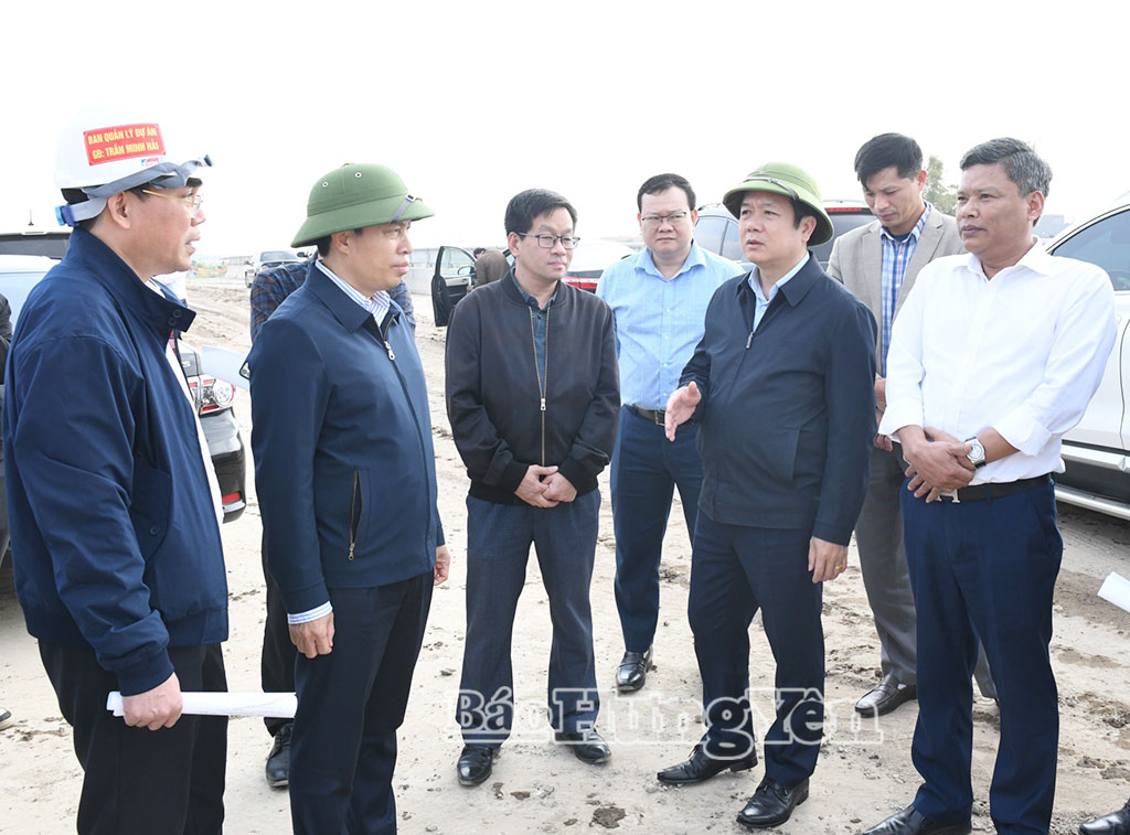 Đồng chí Phó Bí thư Tỉnh ủy, Chủ tịch UBND tỉnh Phạm Quang Ngọc kiểm tra tiến độ các dự án giao thông trọng điểm