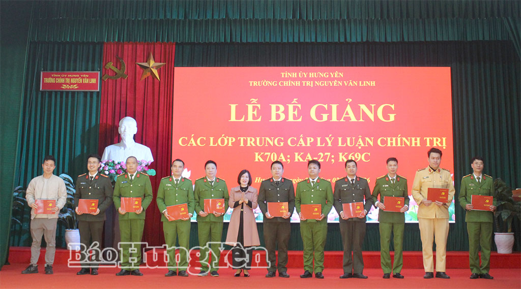 Bế giảng các lớp trung cấp lý luận chính trị K70A, KA-27, K69C