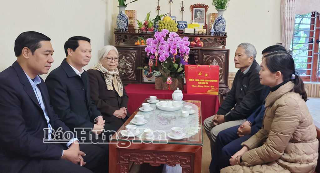 Đồng chí Trưởng ban Nội chính Tỉnh ủy Hoàng Thái Phúc tặng quà Tết tại phường Sơn Nam