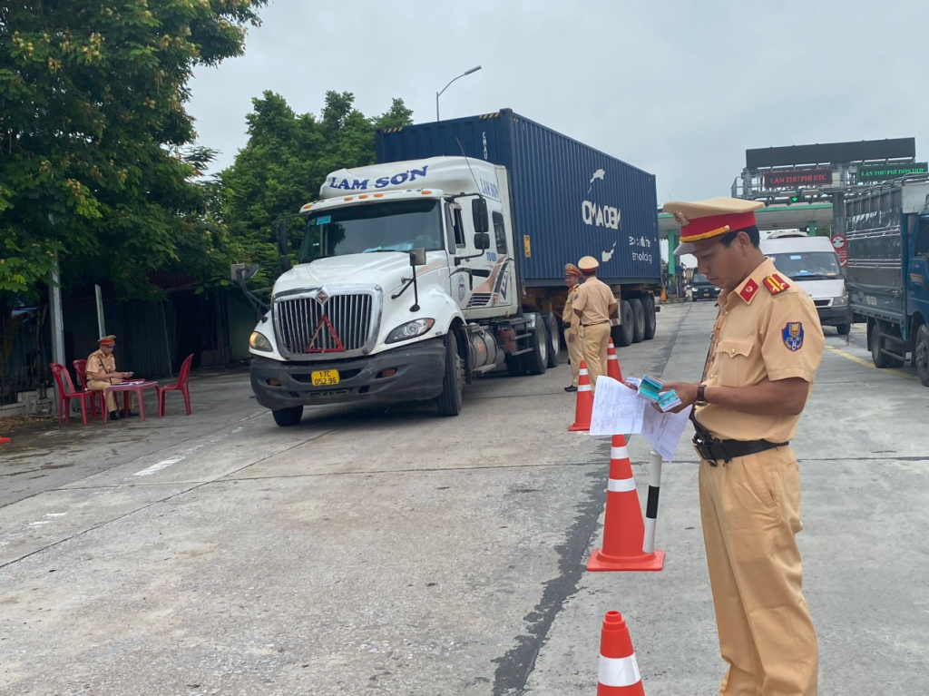 Thực hiện tổng kiểm soát ô tô khách, xe container