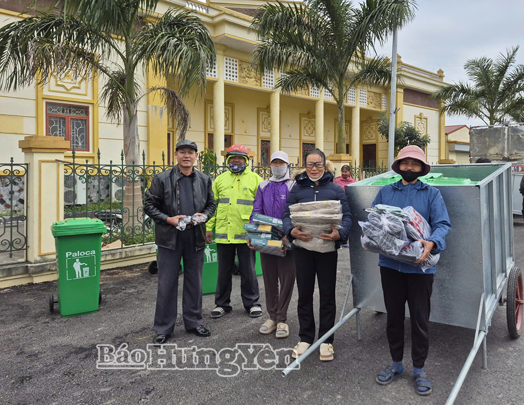 Xã Nguyễn Trãi: Gần 400 triệu đồng mua sắm trang thiết bị hỗ trợ tổ thu gom rác
