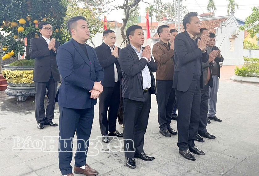 Đồng chí Bí thư Tỉnh ủy Nguyễn Hữu Nghĩa dâng hương tưởng niệm bà Hoàng Thị Loan