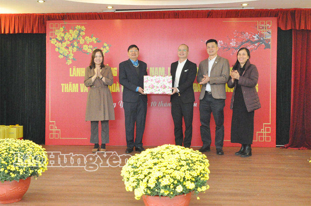 Đồng chí Phó Chủ tịch Tổng Liên đoàn Lao động Việt Nam Phan Văn Anh thăm, chúc Tết doanh nghiệp và tặng quà cho đoàn viên công đoàn, người lao động có hoàn cảnh khó khăn