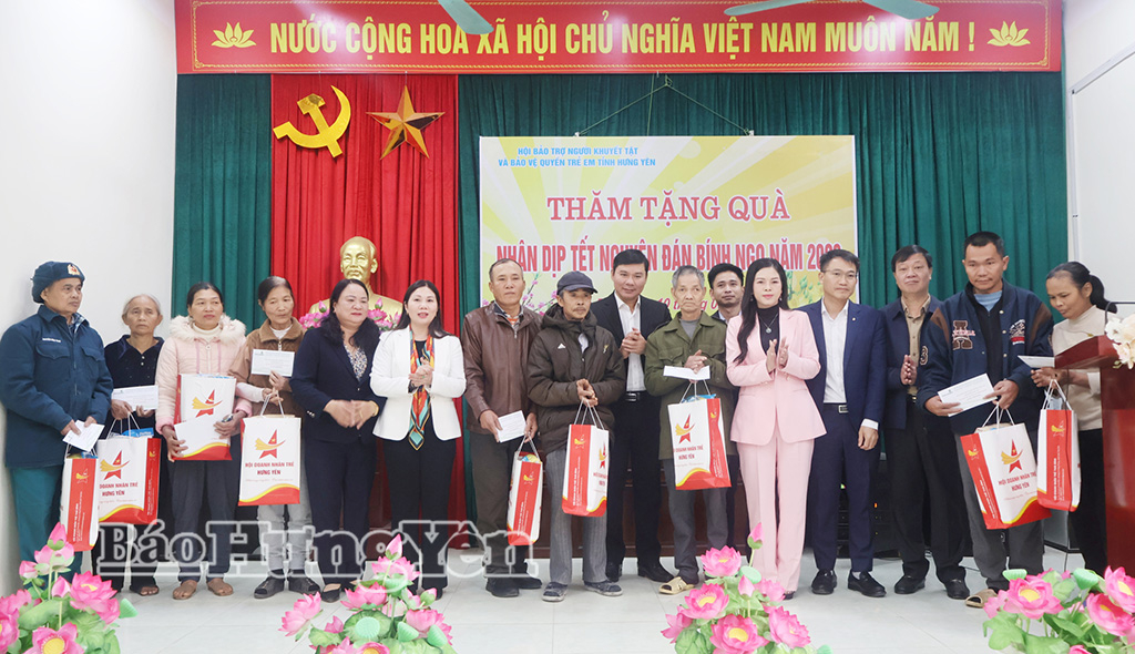 Các đồng chí lãnh đạo tỉnh trao quà tặng người khuyết tật, trẻ mồ côi, trẻ em có hoàn cảnh đặc biệt  khó khăn