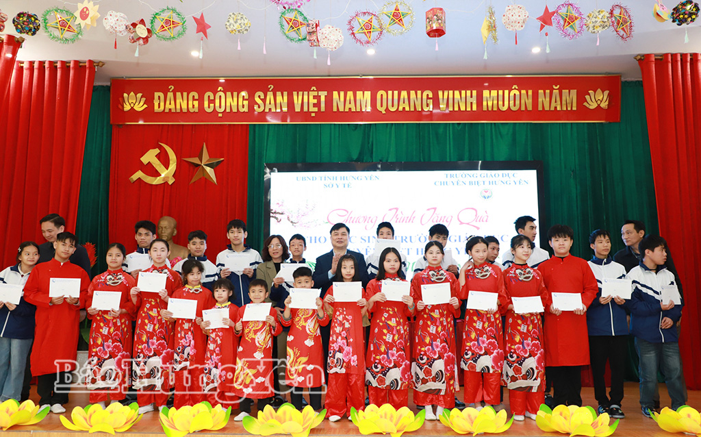 Đồng chí Phó Chủ tịch UBND tỉnh Phạm Văn Nghiêm tặng quà Tết tại một số địa phương, đơn vị