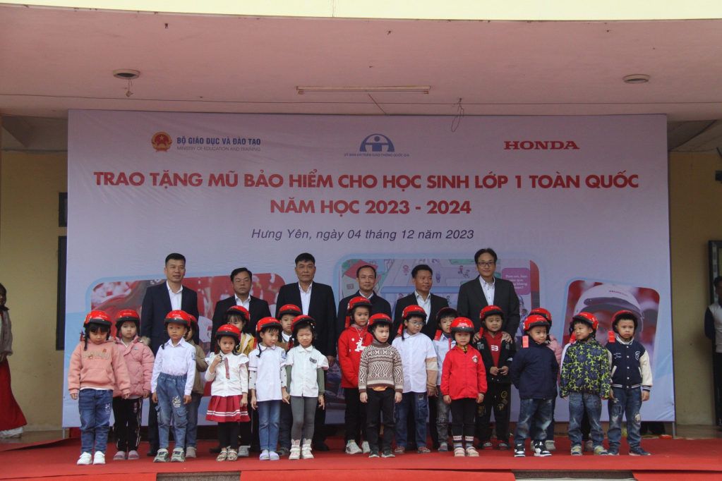 Trao tặng hơn 23 nghìn chiếc mũ bảo hiểm cho học sinh lớp 1 trong toàn tỉnh