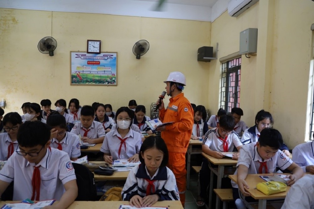 Hiểm họa khi thả diều gần đường dây và công trình điện