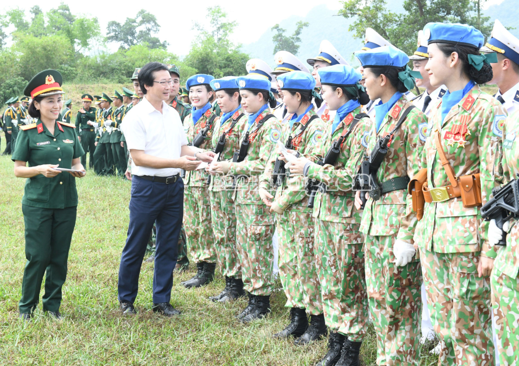 Thăm, động viên, tặng quà cán bộ, chiến sĩ tỉnh Hưng Yên tham gia thực hiện nhiệm vụ diễu binh, diễu hành
