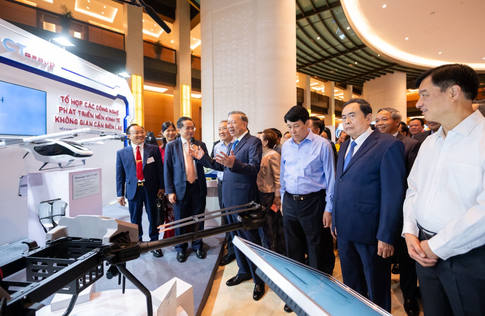 Đấu tranh, phản bác các luận điệu của thế lực thù địch, phản động xuyên tạc, chống phá chủ trương của Đảng về đột phá hoàn thiện thể chế ở Việt Nam